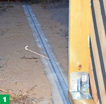 Skydeport: Bundskinnen (C) skrues fast. Skydeport: Bundskinnen (C) skrues fast.